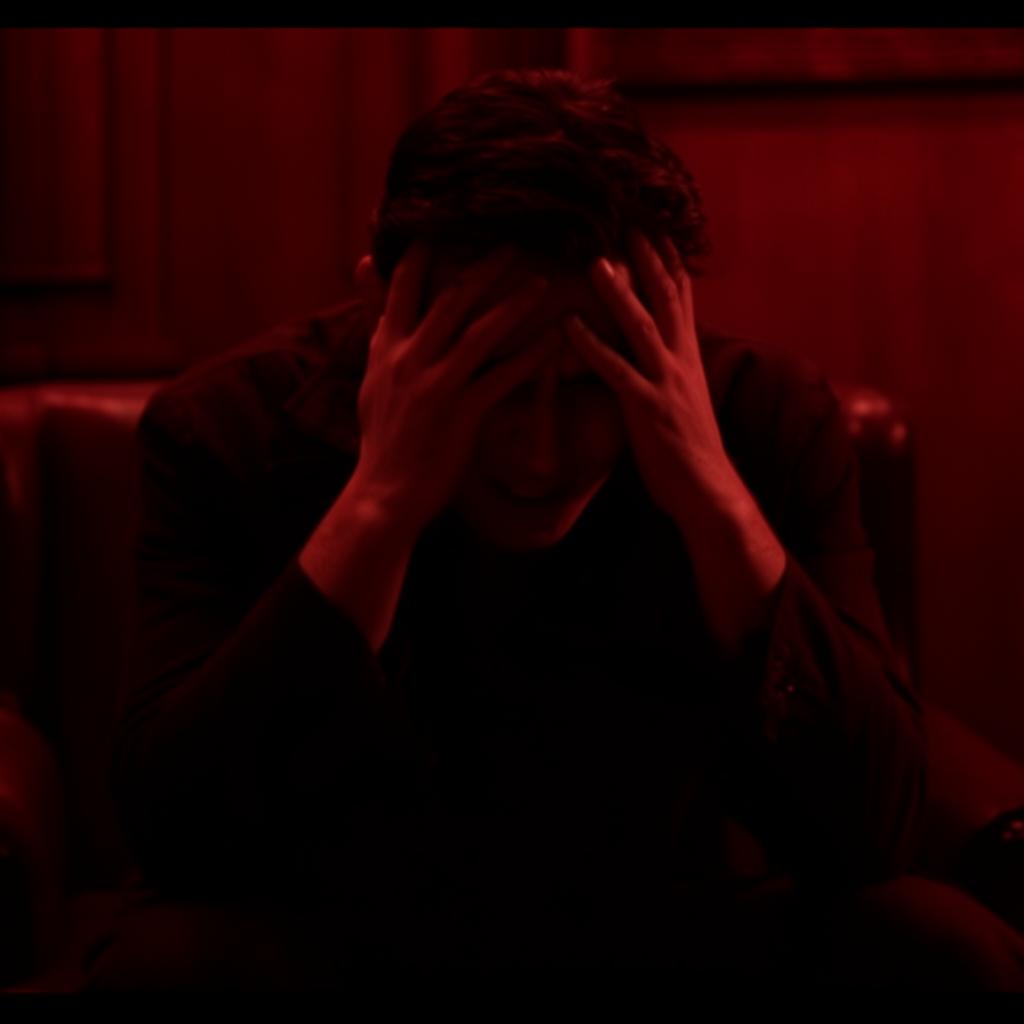 Pessoa frustrada na penumbra